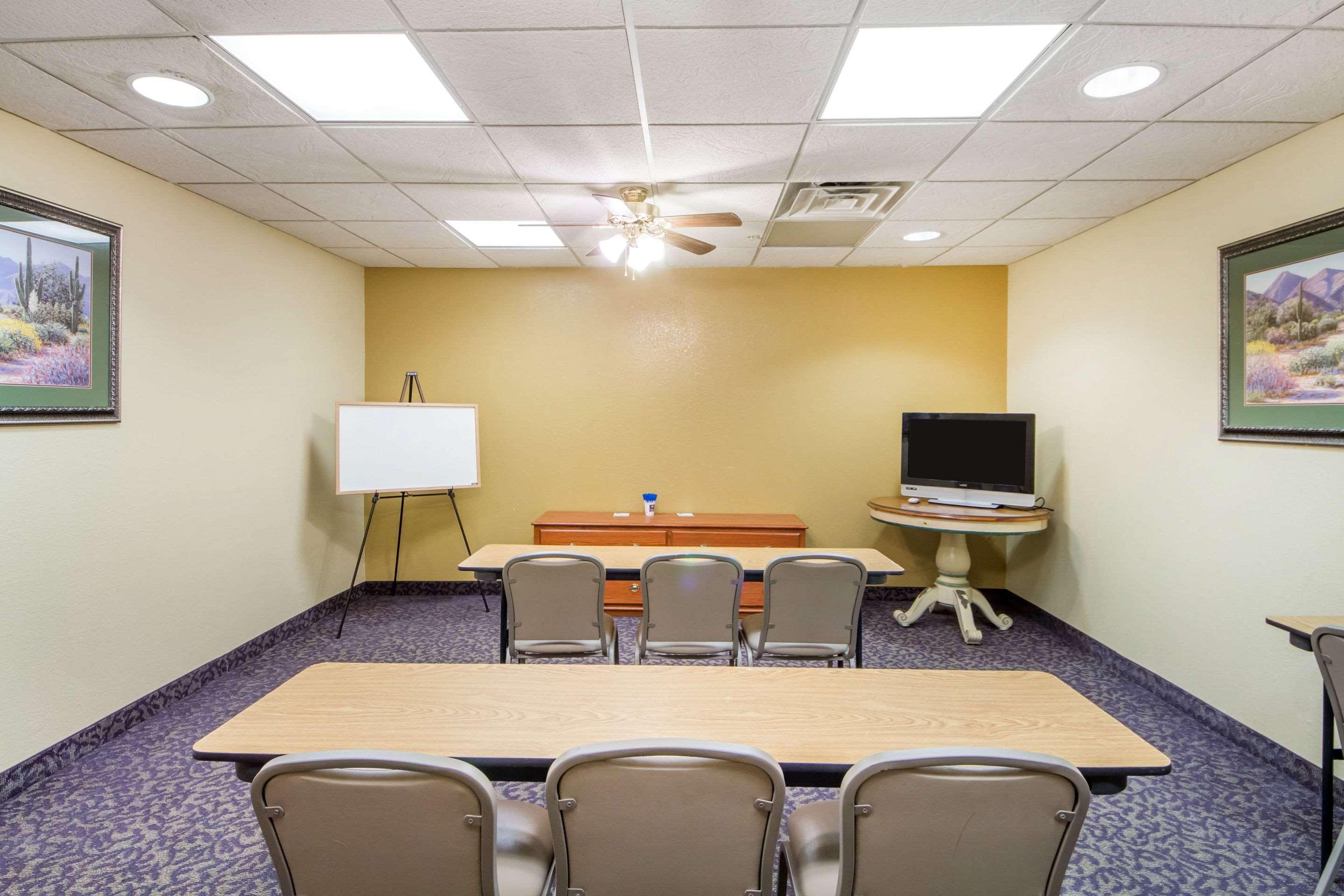 Quality Inn & Suites Midamerica Industrial Park Area Pryor Creek Extérieur photo